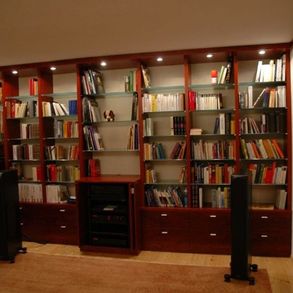 Bücherregal in Nuss mit Glasborden