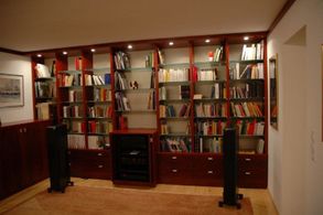Bücherregal in Nuss mit Glasborden